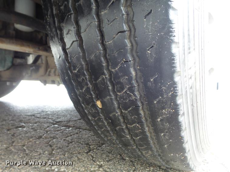 image for item DC7396 2005 Volvo VNL semi truck