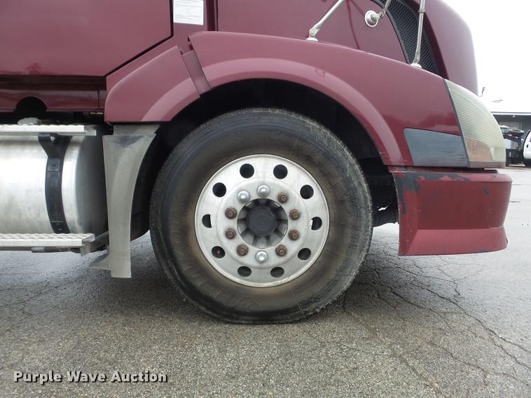 image for item DC7396 2005 Volvo VNL semi truck