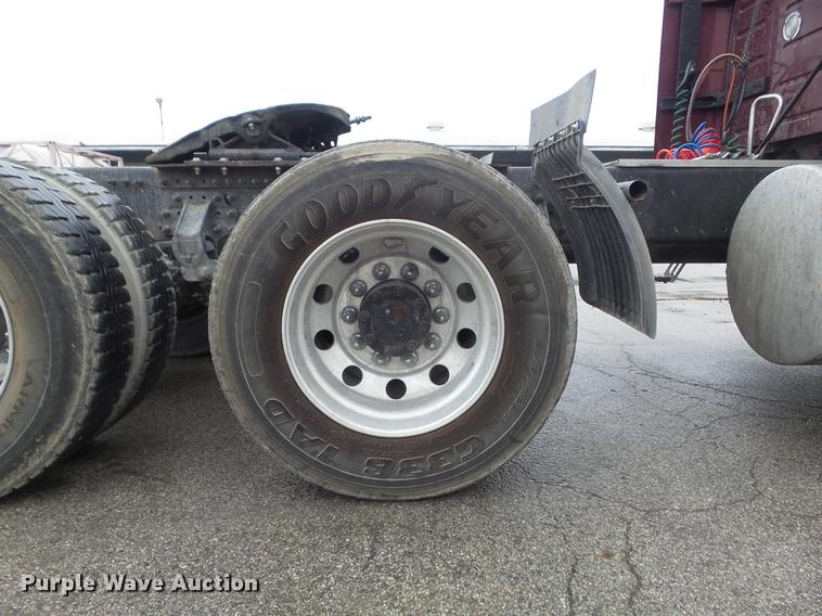 image for item DC7396 2005 Volvo VNL semi truck