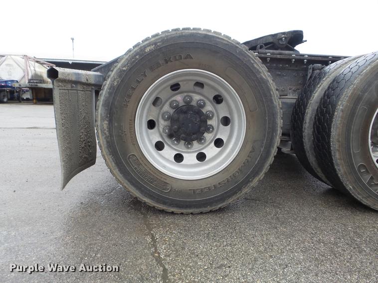 image for item DC7396 2005 Volvo VNL semi truck