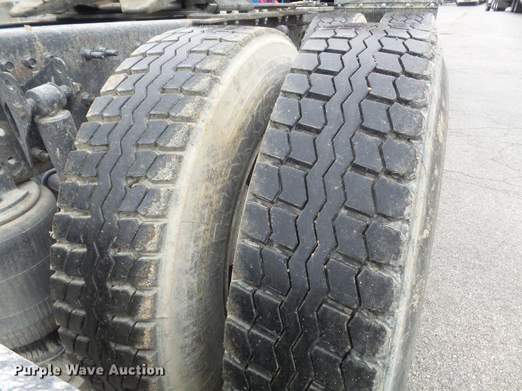 image for item DC7396 2005 Volvo VNL semi truck