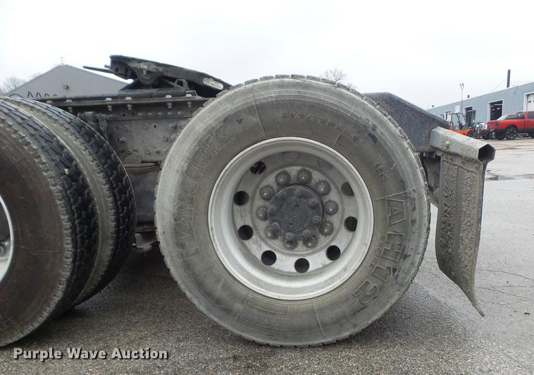 image for item DC7396 2005 Volvo VNL semi truck