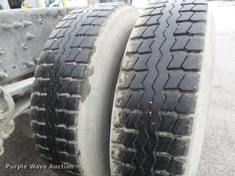 image for item DC7396 2005 Volvo VNL semi truck