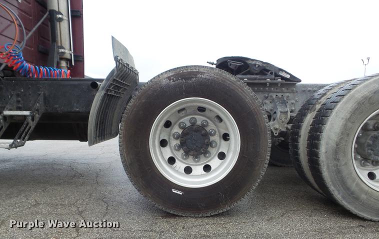 image for item DC7396 2005 Volvo VNL semi truck