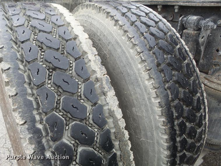 image for item DC7396 2005 Volvo VNL semi truck