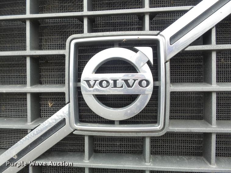 image for item DC7396 2005 Volvo VNL semi truck