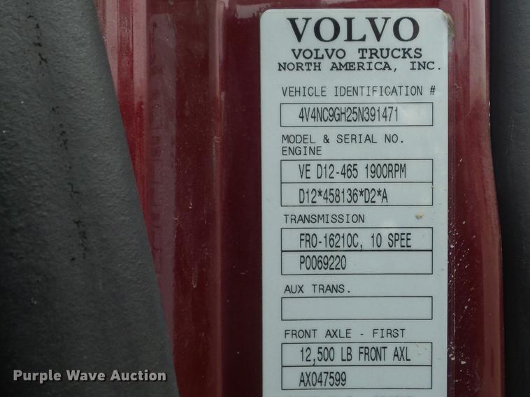 image for item DC7396 2005 Volvo VNL semi truck