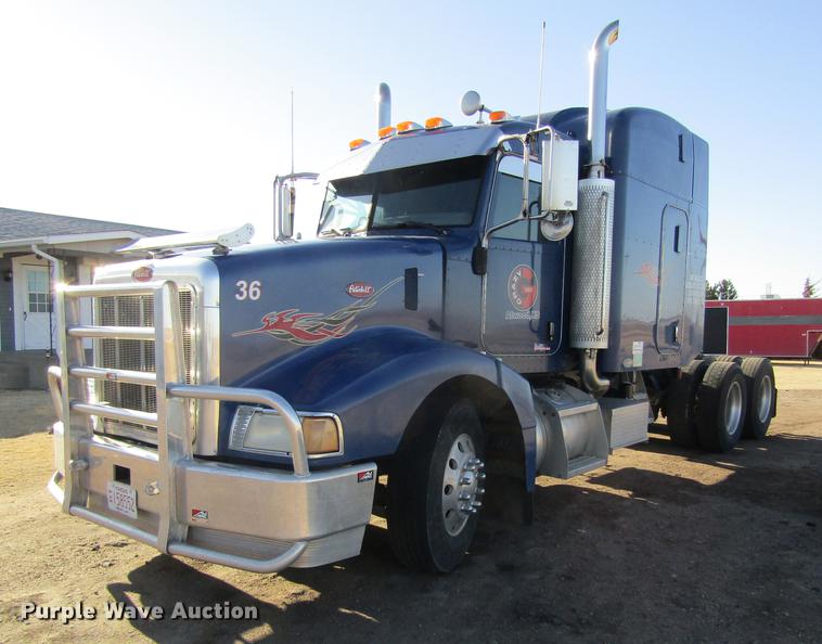 image for item DD8722 2007 Peterbilt 385 semi truck