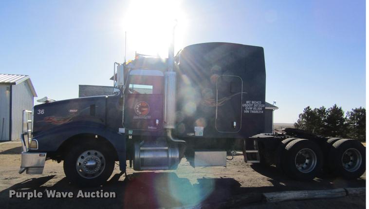 image for item DD8722 2007 Peterbilt 385 semi truck