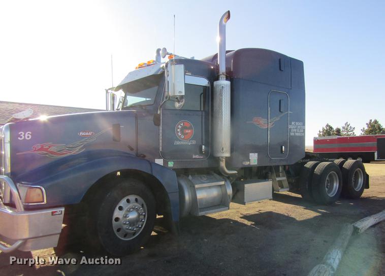 image for item DD8722 2007 Peterbilt 385 semi truck