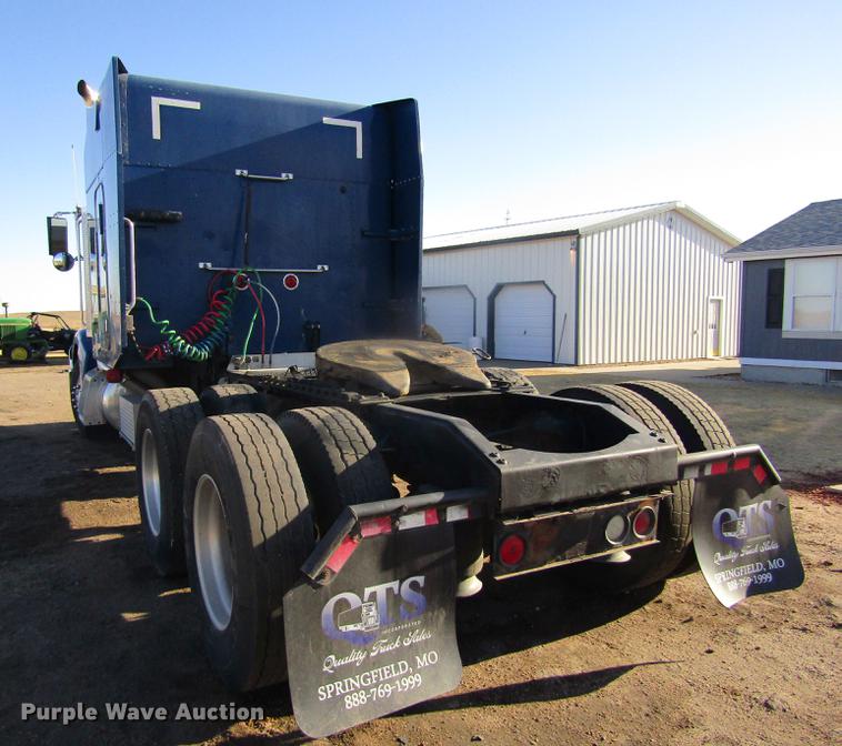 image for item DD8722 2007 Peterbilt 385 semi truck