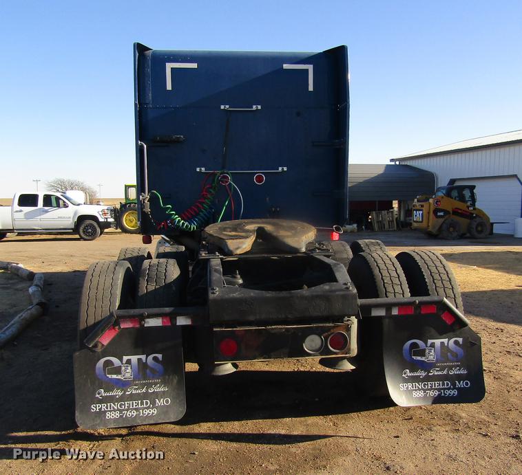 image for item DD8722 2007 Peterbilt 385 semi truck