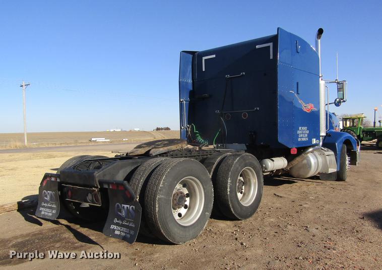 image for item DD8722 2007 Peterbilt 385 semi truck
