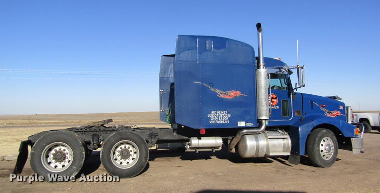 image for item DD8722 2007 Peterbilt 385 semi truck