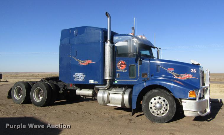 image for item DD8722 2007 Peterbilt 385 semi truck