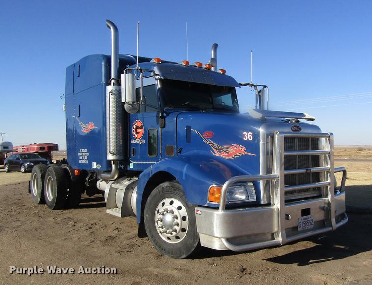 image for item DD8722 2007 Peterbilt 385 semi truck