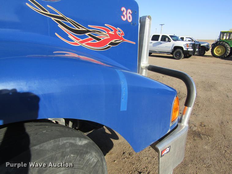 image for item DD8722 2007 Peterbilt 385 semi truck