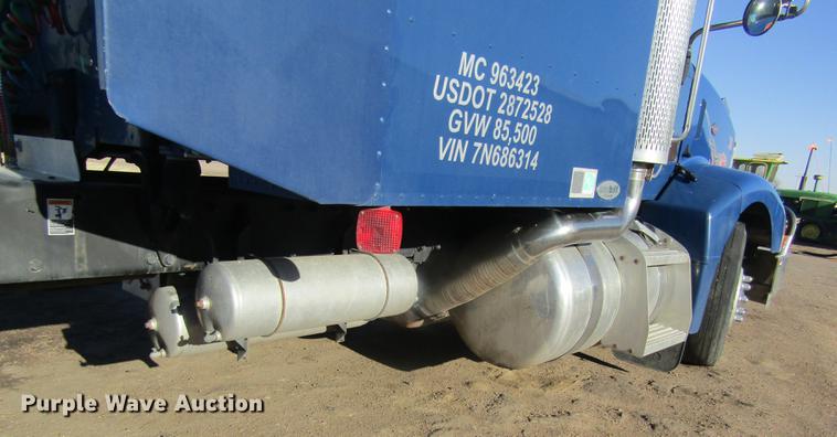 image for item DD8722 2007 Peterbilt 385 semi truck