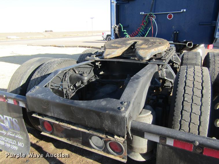 image for item DD8722 2007 Peterbilt 385 semi truck