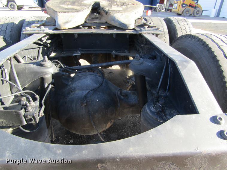 image for item DD8722 2007 Peterbilt 385 semi truck