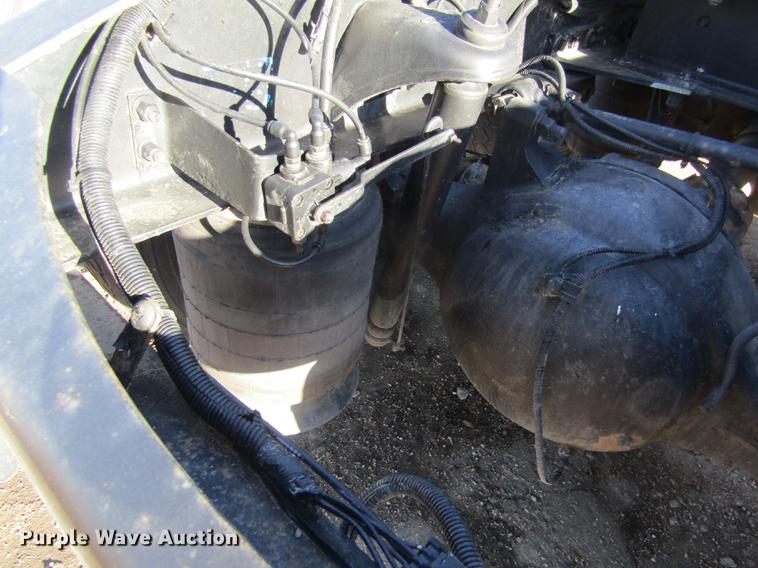 image for item DD8722 2007 Peterbilt 385 semi truck