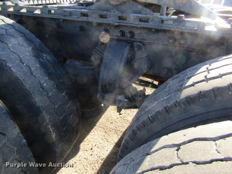 image for item DD8722 2007 Peterbilt 385 semi truck