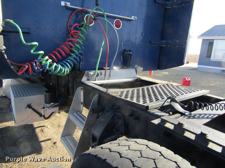 image for item DD8722 2007 Peterbilt 385 semi truck