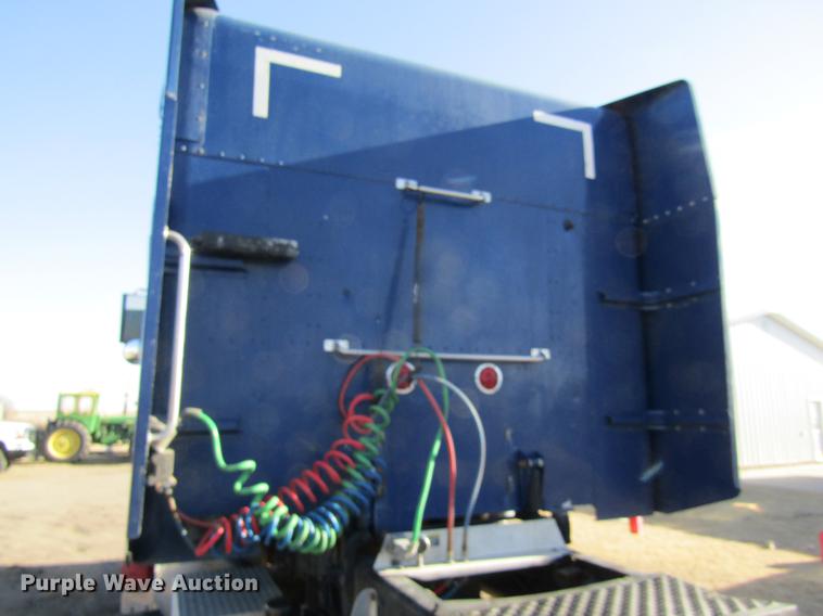 image for item DD8722 2007 Peterbilt 385 semi truck