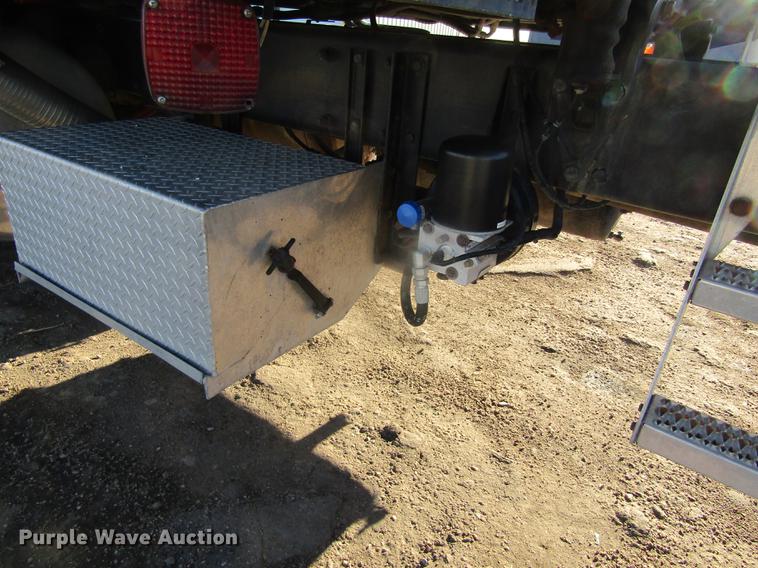 image for item DD8722 2007 Peterbilt 385 semi truck