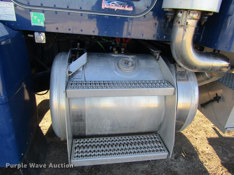 image for item DD8722 2007 Peterbilt 385 semi truck