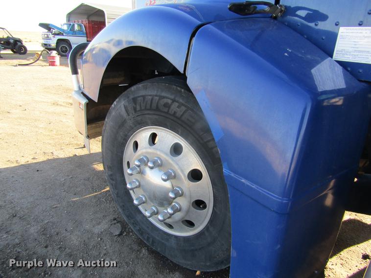 image for item DD8722 2007 Peterbilt 385 semi truck