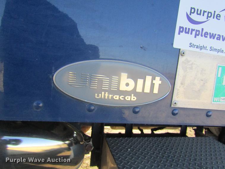 image for item DD8722 2007 Peterbilt 385 semi truck