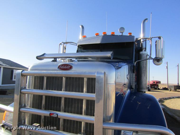 image for item DD8722 2007 Peterbilt 385 semi truck