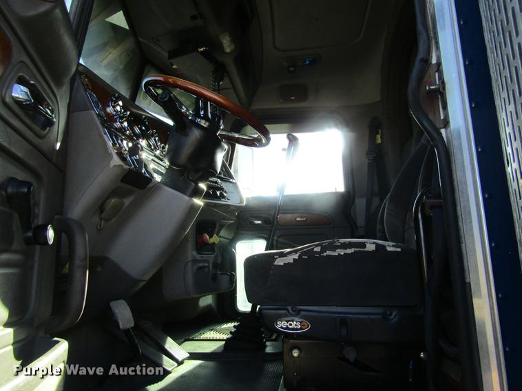 image for item DD8722 2007 Peterbilt 385 semi truck