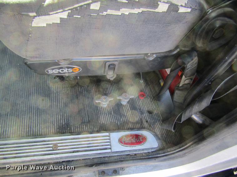 image for item DD8722 2007 Peterbilt 385 semi truck