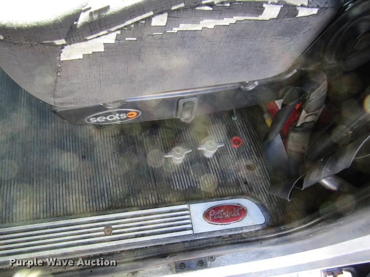 image for item DD8722 2007 Peterbilt 385 semi truck