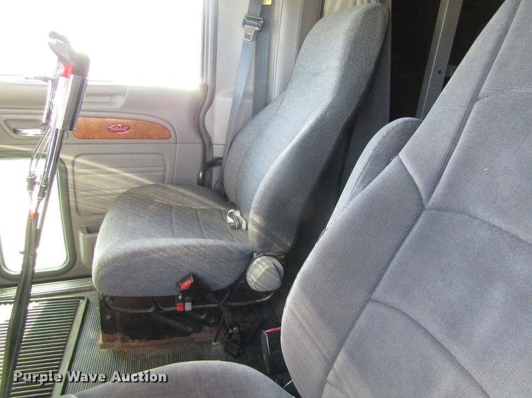 image for item DD8722 2007 Peterbilt 385 semi truck