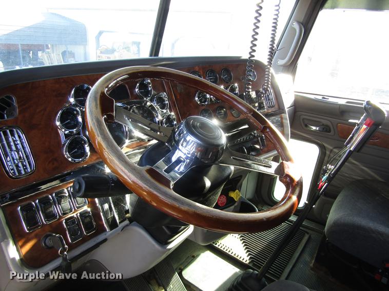 image for item DD8722 2007 Peterbilt 385 semi truck