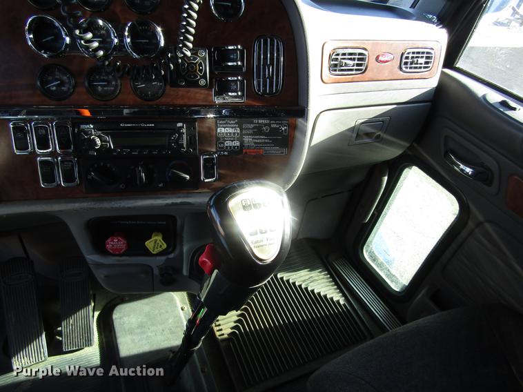 image for item DD8722 2007 Peterbilt 385 semi truck