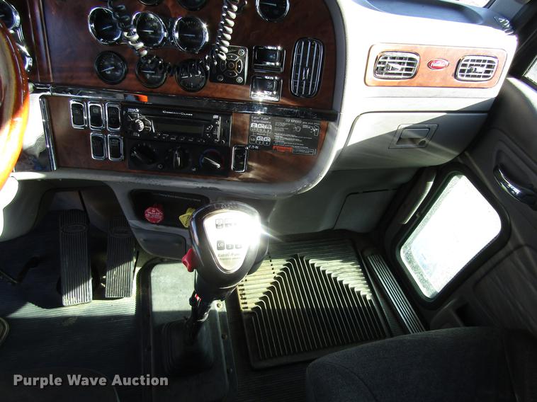 image for item DD8722 2007 Peterbilt 385 semi truck