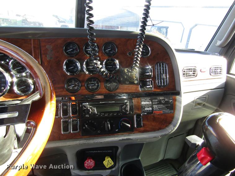 image for item DD8722 2007 Peterbilt 385 semi truck