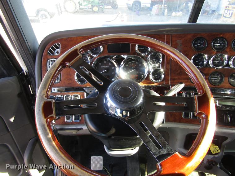 image for item DD8722 2007 Peterbilt 385 semi truck