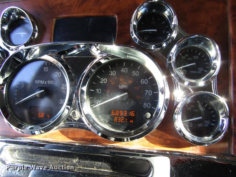 image for item DD8722 2007 Peterbilt 385 semi truck