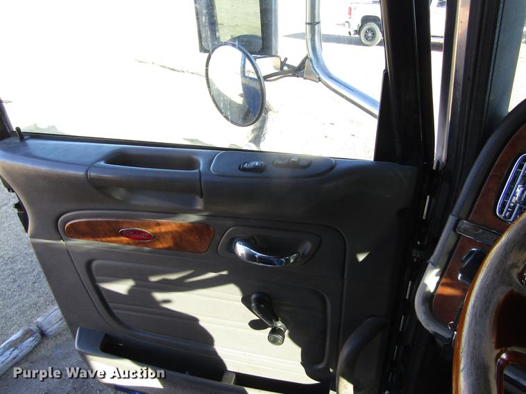 image for item DD8722 2007 Peterbilt 385 semi truck