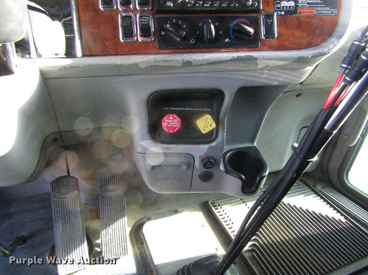 image for item DD8722 2007 Peterbilt 385 semi truck