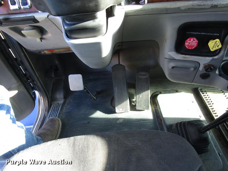 image for item DD8722 2007 Peterbilt 385 semi truck