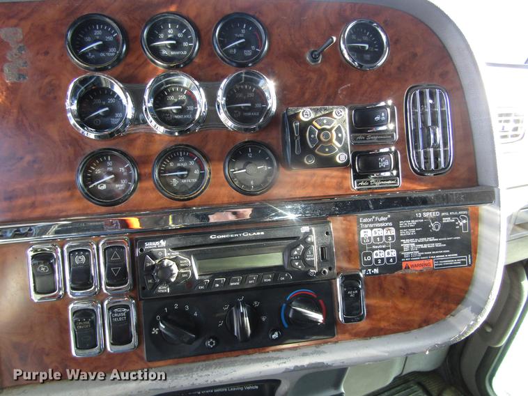 image for item DD8722 2007 Peterbilt 385 semi truck