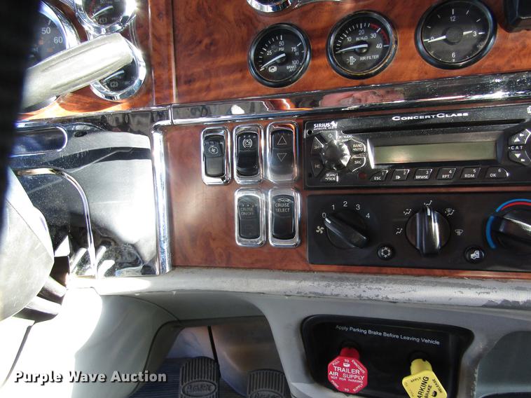 image for item DD8722 2007 Peterbilt 385 semi truck