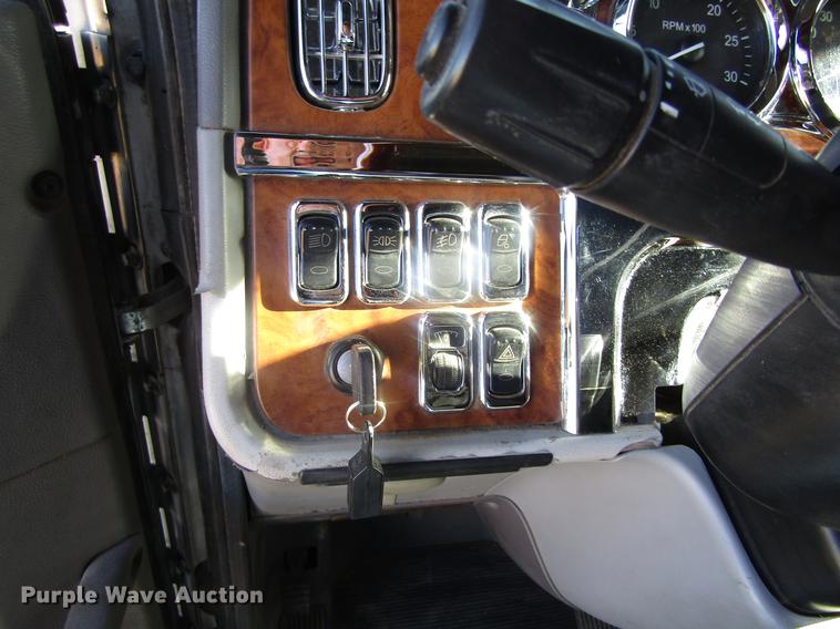 image for item DD8722 2007 Peterbilt 385 semi truck