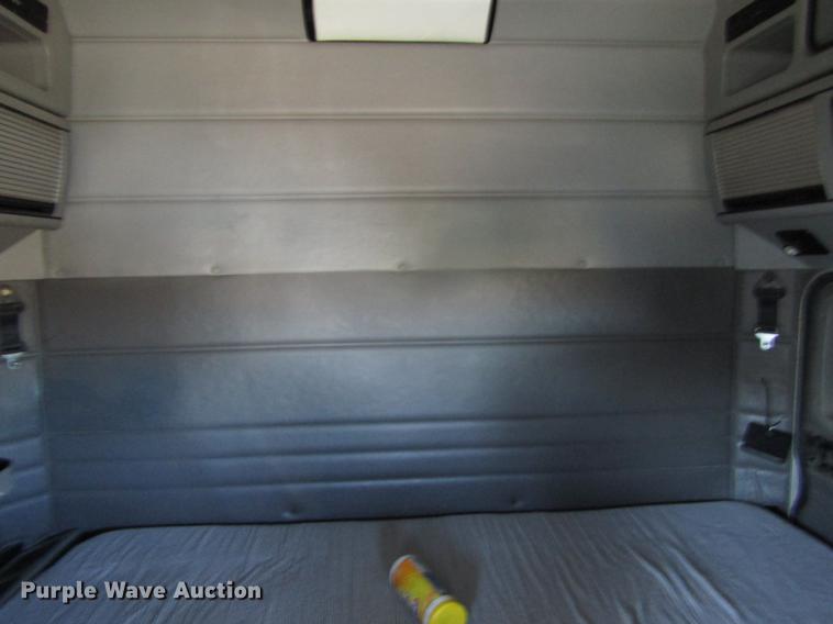 image for item DD8722 2007 Peterbilt 385 semi truck